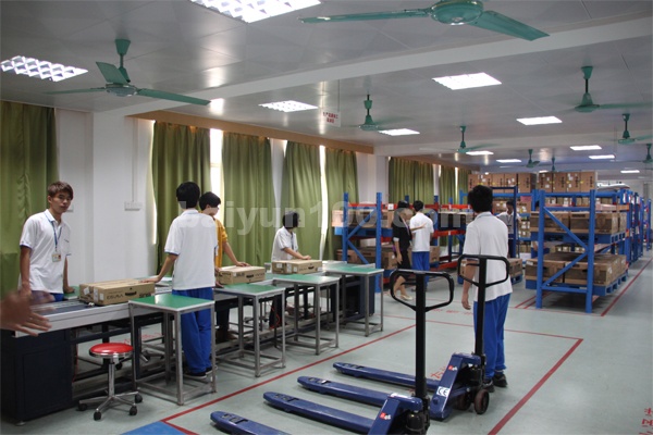 物流实训中心（学生正在进行物流实操2）