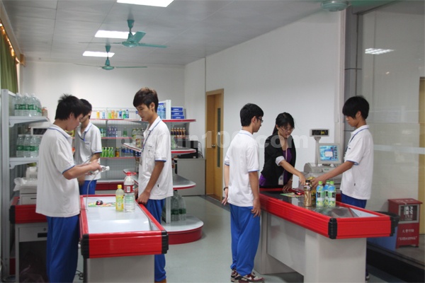 物流实训中心（学生正在进行物流实操3）