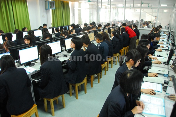 物流实训中心（学生正在进行物流实操4）