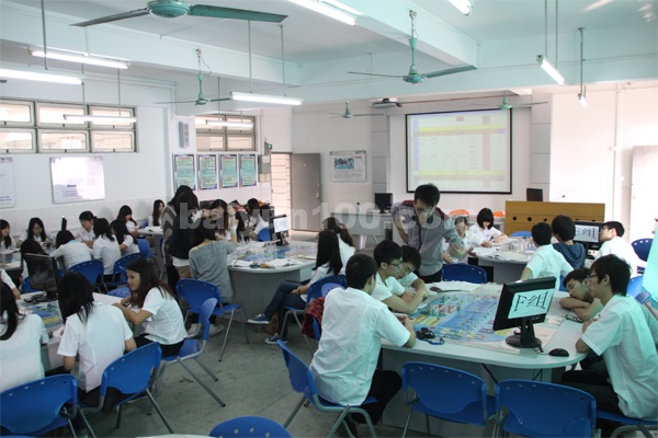 ERP沙盘实训室（学生在进行沙盘演练）