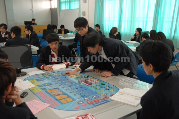 ERP沙盘实训室（学生在进行沙盘演练）