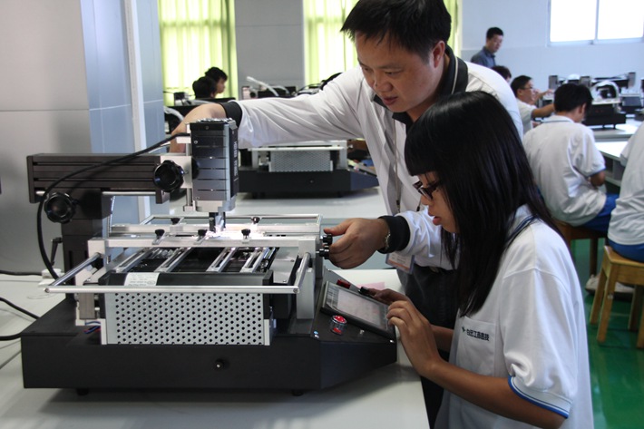 精密焊接实训室适用于《移动通信技术》《物联网技术应用》专业