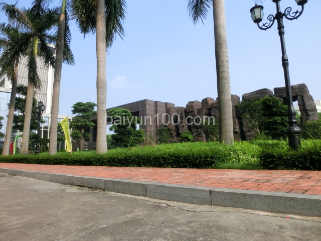 从学校里面看学校大门