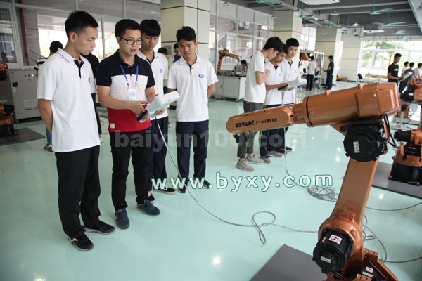 学生们正认真地听着老师的操作讲解