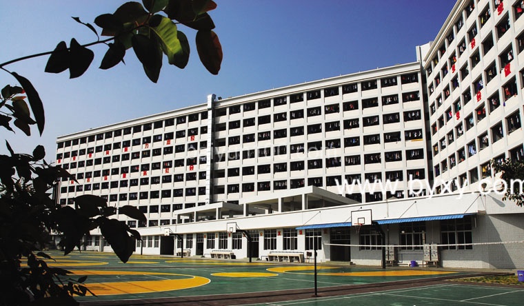 珠江公寓生活区,看到运动场了么