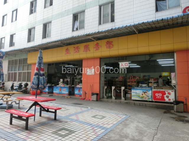 学校小卖部,如果不想在学校买,也可以去周边的超市,价格实惠