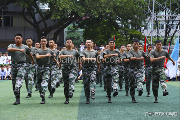 军官们进行表演