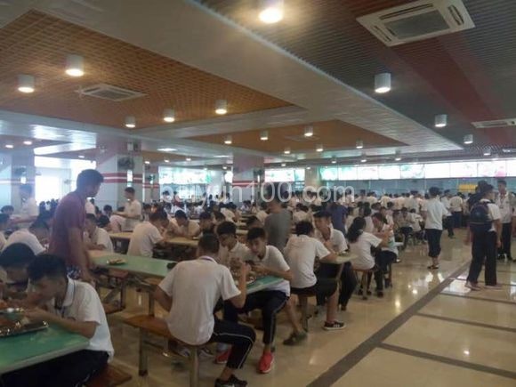 学生在饭堂吃饭,好多人吧