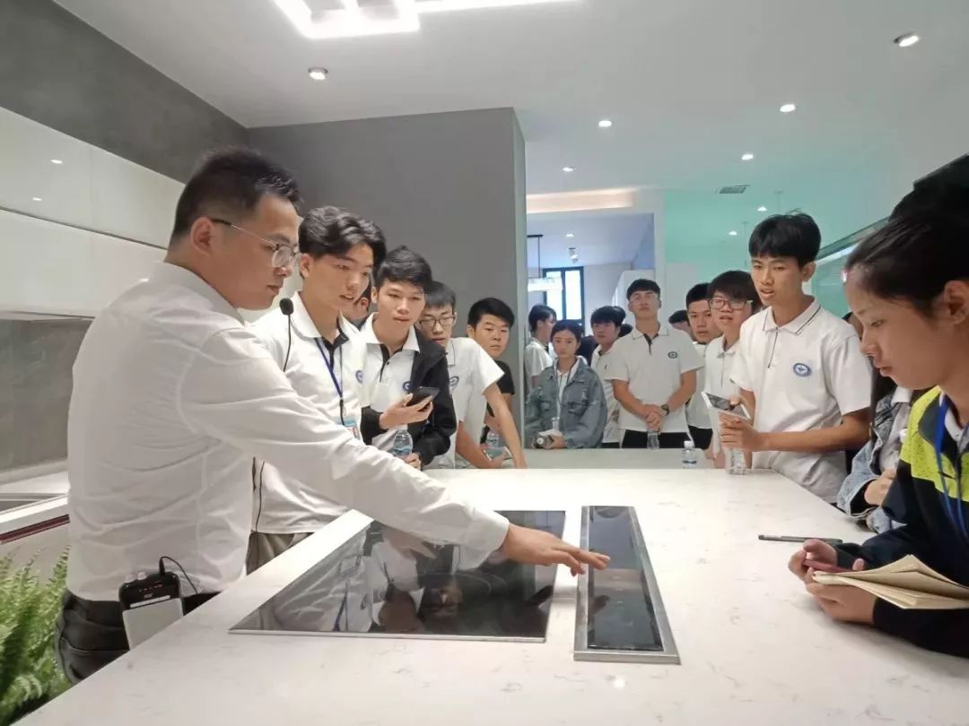 白云营销专业学子走进香港皇朝家私集团