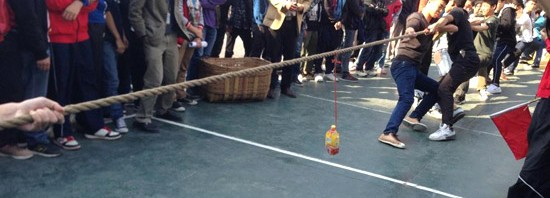 白云技校计算机系举行2013级新生班级拔河比赛-广东技校排名网