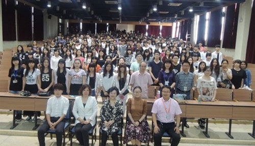 国内著名服装设计师来白云为学生作讲座-广东技校排名网