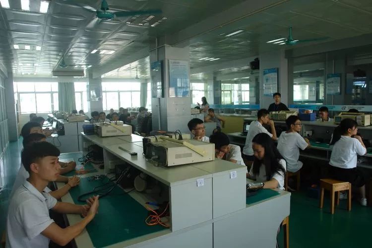 广州白云技校物联网教研室智能电子产品制作竞赛-广东技校排名网