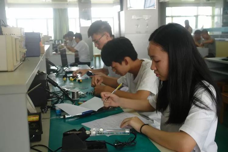 广州白云技校物联网教研室智能电子产品制作竞赛-广东技校排名网