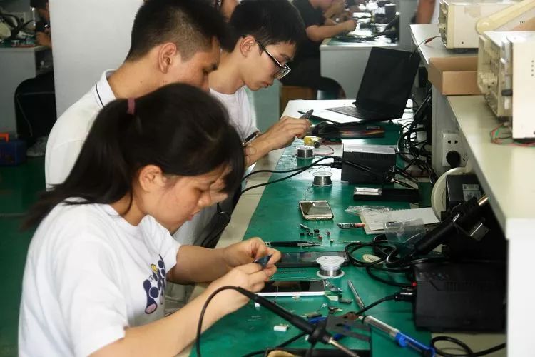 广州白云技校物联网教研室智能电子产品制作竞赛-广东技校排名网