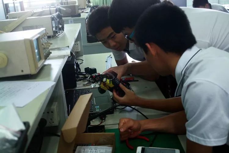 广州白云技校物联网教研室智能电子产品制作竞赛-广东技校排名网