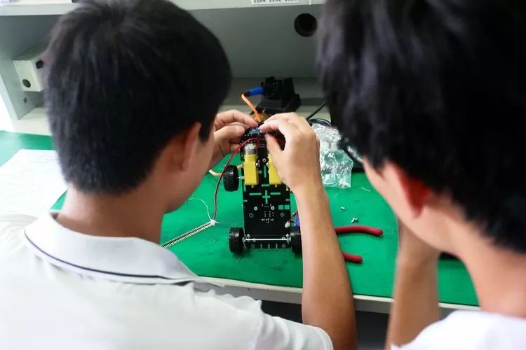 广州白云技校物联网教研室智能电子产品制作竞赛-广东技校排名网