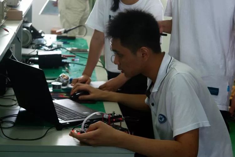 广州白云技校物联网教研室智能电子产品制作竞赛-广东技校排名网
