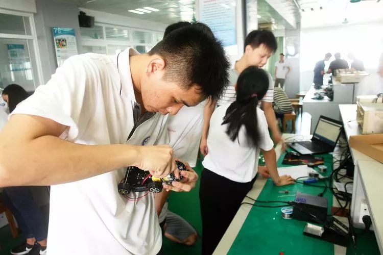 广州白云技校物联网教研室智能电子产品制作竞赛-广东技校排名网