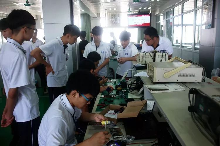 广州白云技校物联网教研室智能电子产品制作竞赛-广东技校排名网