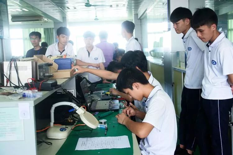 广州白云技校物联网教研室智能电子产品制作竞赛-广东技校排名网