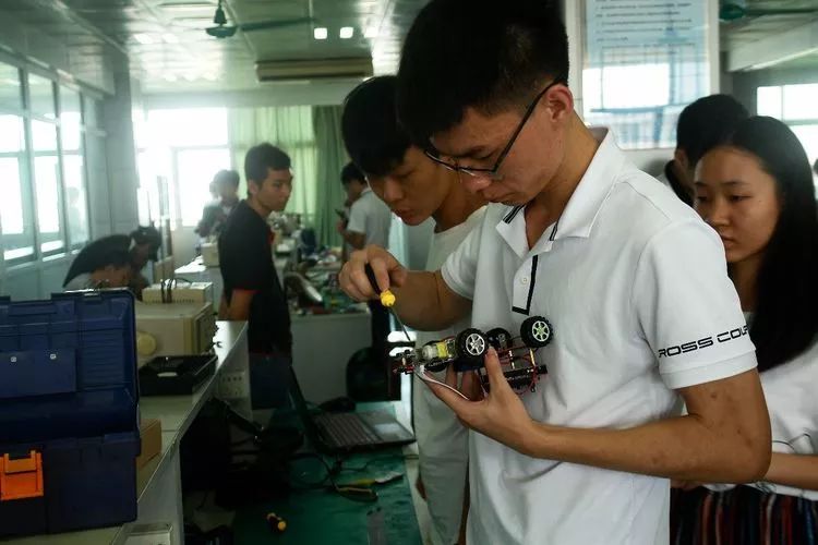 广州白云技校物联网教研室智能电子产品制作竞赛-广东技校排名网