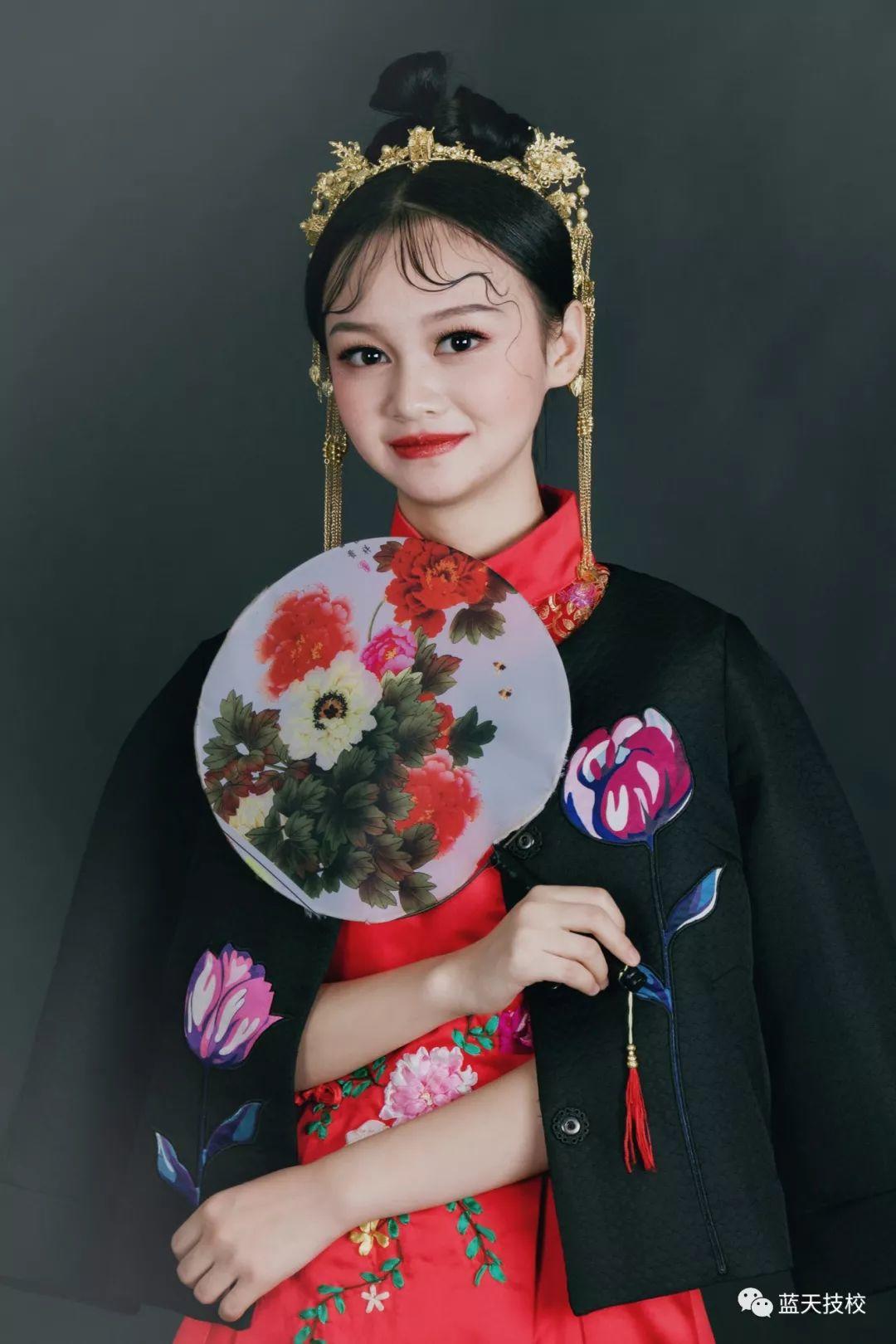 “素手翻飞，妆扮年华”——形象设计专业教师作品展示
