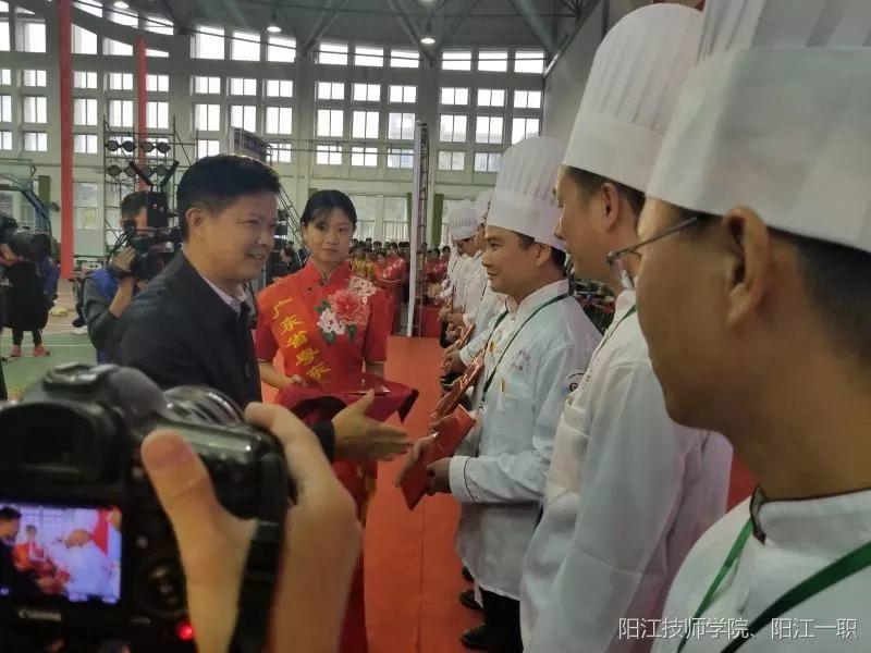 我校教师代表阳江参加广东省首届“粤菜师傅”技能大赛夺得第三名〡获得广东省技术能手称号
