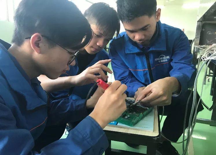 我院中德诺浩小车侠在第三届广东省技工院校科技小发明小制作比赛中大显身手