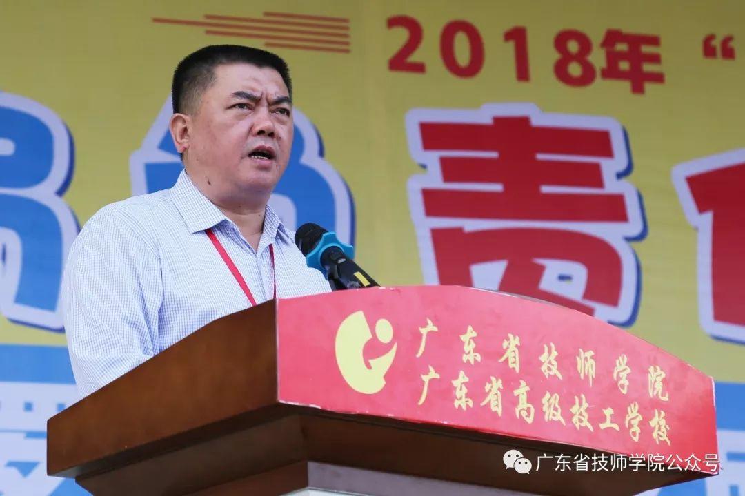 “肩负责任担当，筑就青春梦想” ——学院举行成人仪式暨“12·4”国家宪法日宣传活动
