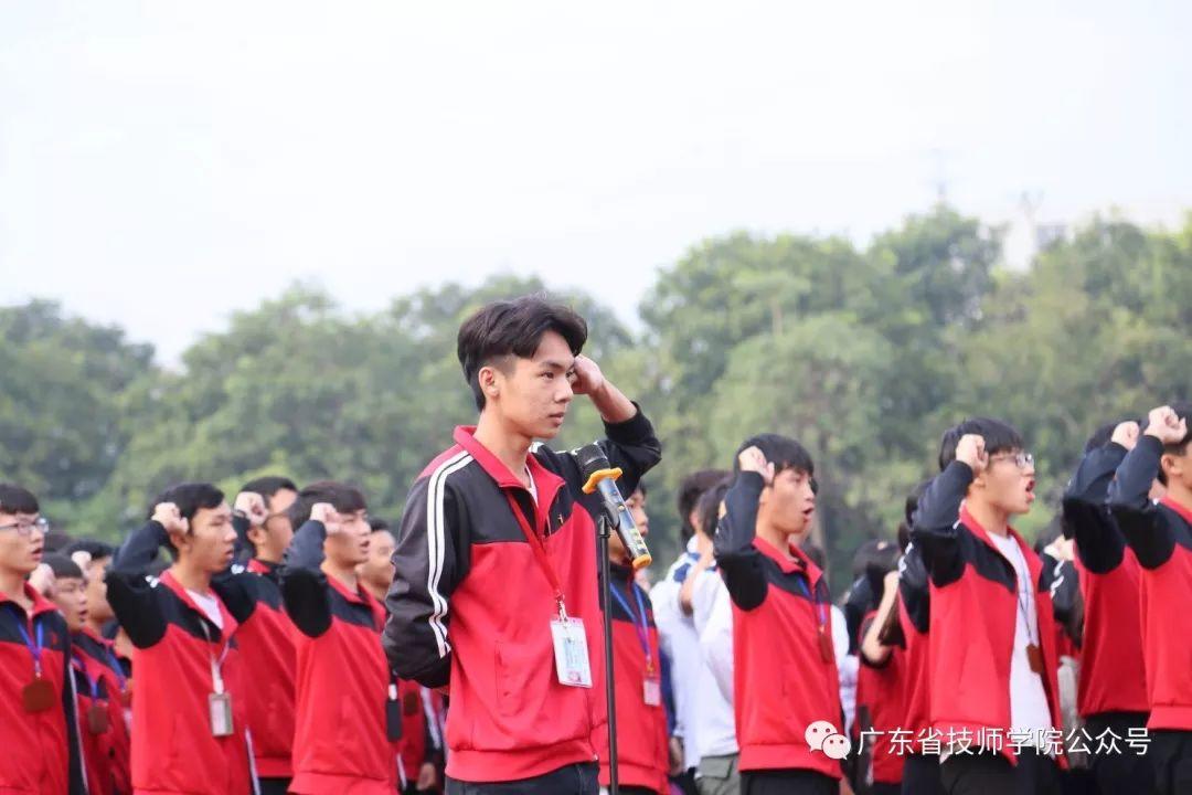 “肩负责任担当，筑就青春梦想” ——学院举行成人仪式暨“12·4”国家宪法日宣传活动