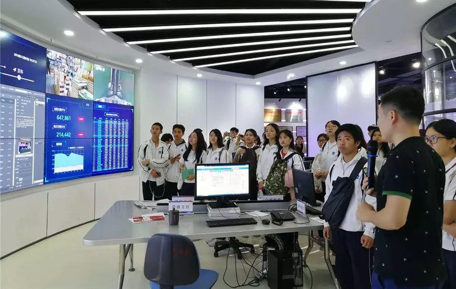 珠海市技师学院师生参观报社-广东技校排名网