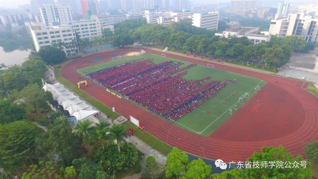 “肩负责任担当，筑就青春梦想” ——学院举行成人仪式暨“12·4”国家宪法日宣传活动