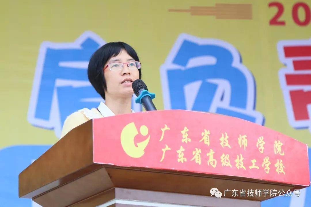 “肩负责任担当，筑就青春梦想” ——学院举行成人仪式暨“12·4”国家宪法日宣传活动