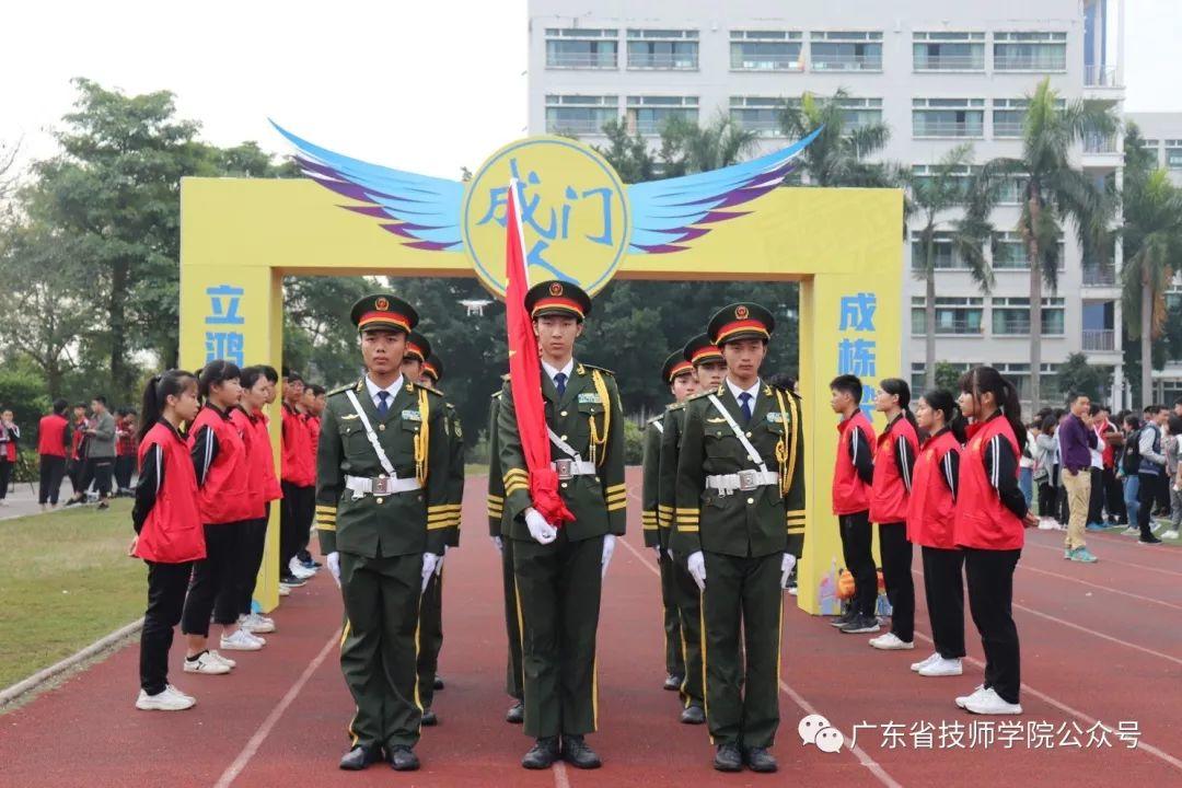 “肩负责任担当，筑就青春梦想” ——学院举行成人仪式暨“12·4”国家宪法日宣传活动