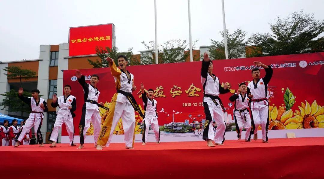 体验空中救援，直升机飞进校园！