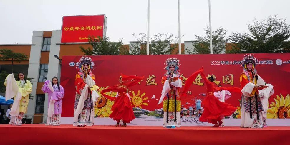 体验空中救援，直升机飞进校园！