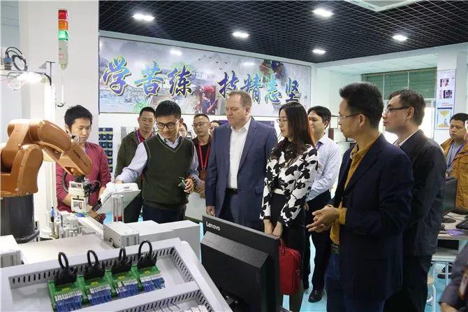 巴斯夫全球副总裁严培德一行莅临我校参观考察