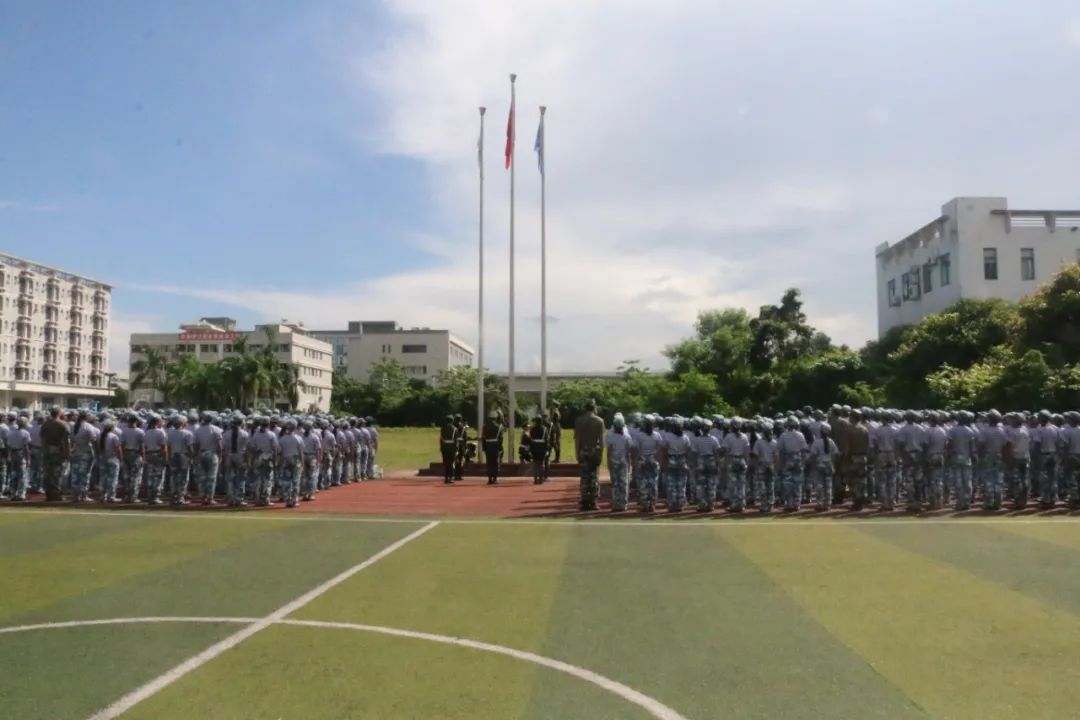 迷彩青春 砺练成长|我校举行2020新生开学典礼暨军训结营仪式