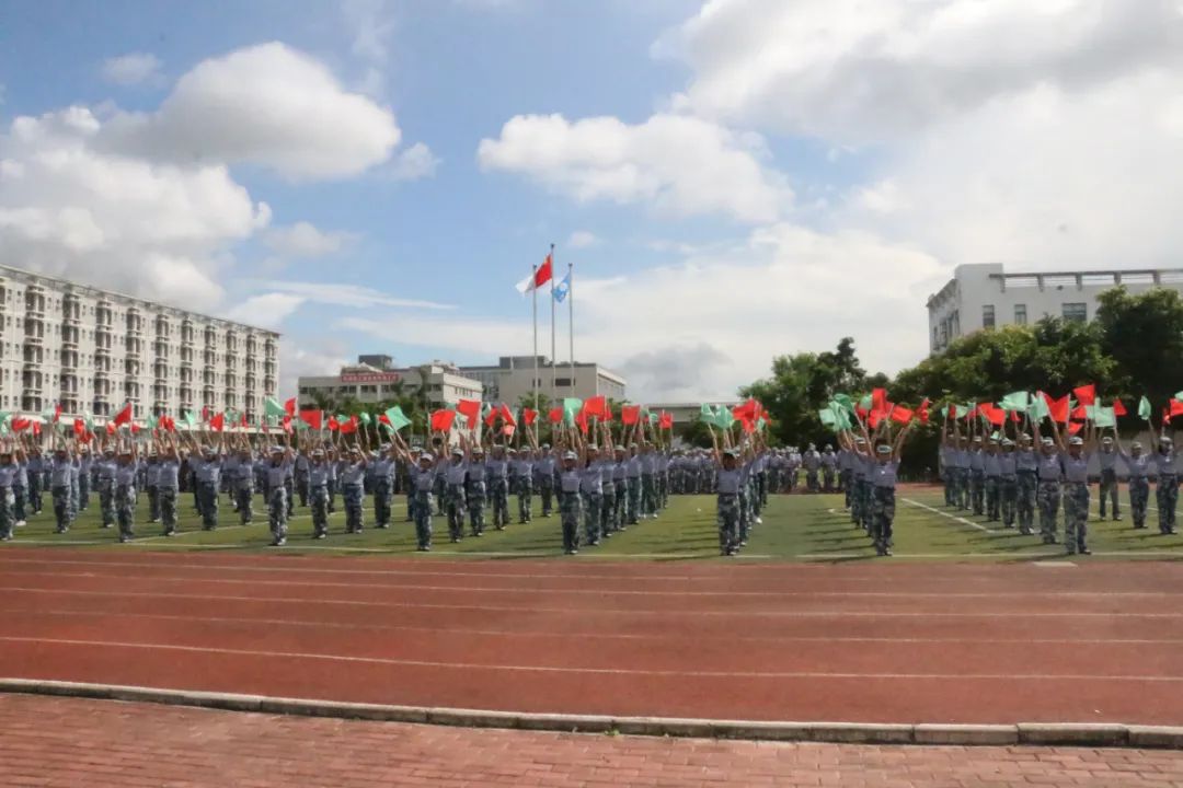 迷彩青春 砺练成长|我校举行2020新生开学典礼暨军训结营仪式