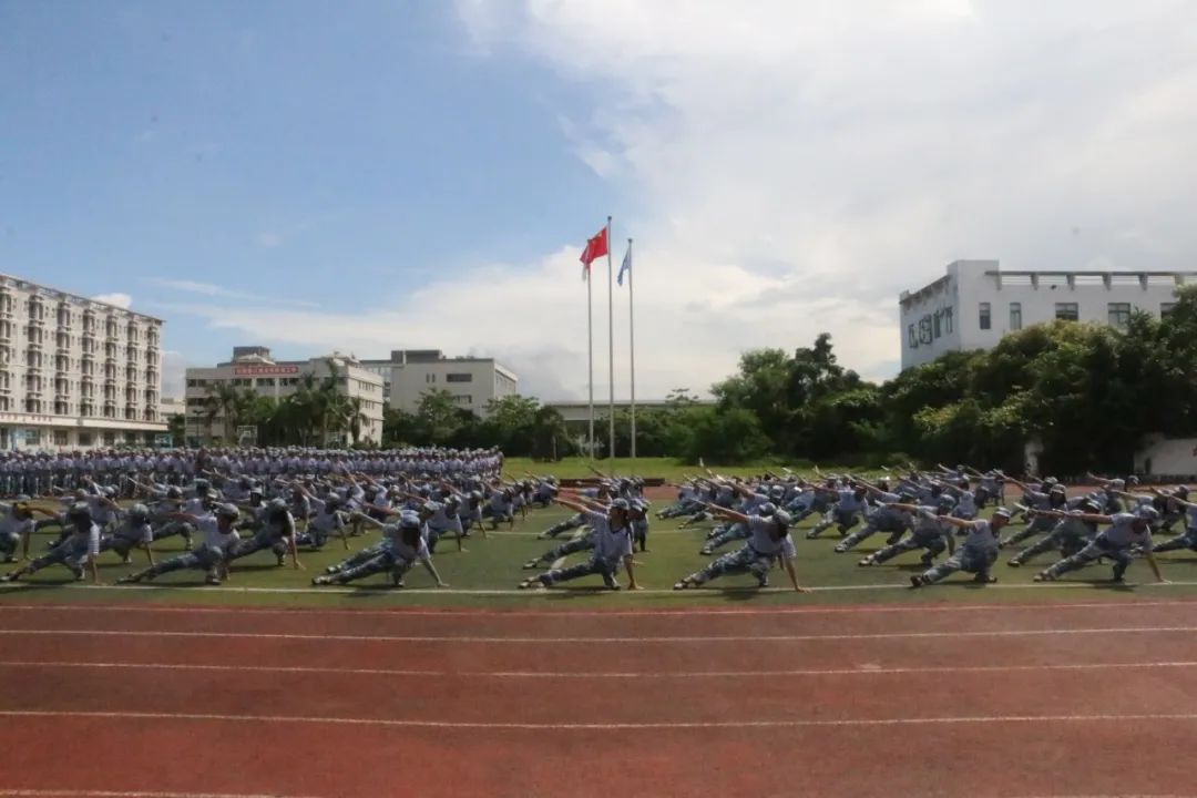 迷彩青春 砺练成长|我校举行2020新生开学典礼暨军训结营仪式