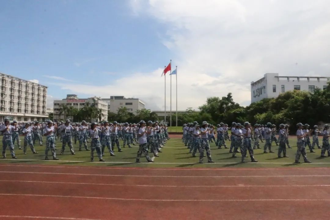 迷彩青春 砺练成长|我校举行2020新生开学典礼暨军训结营仪式