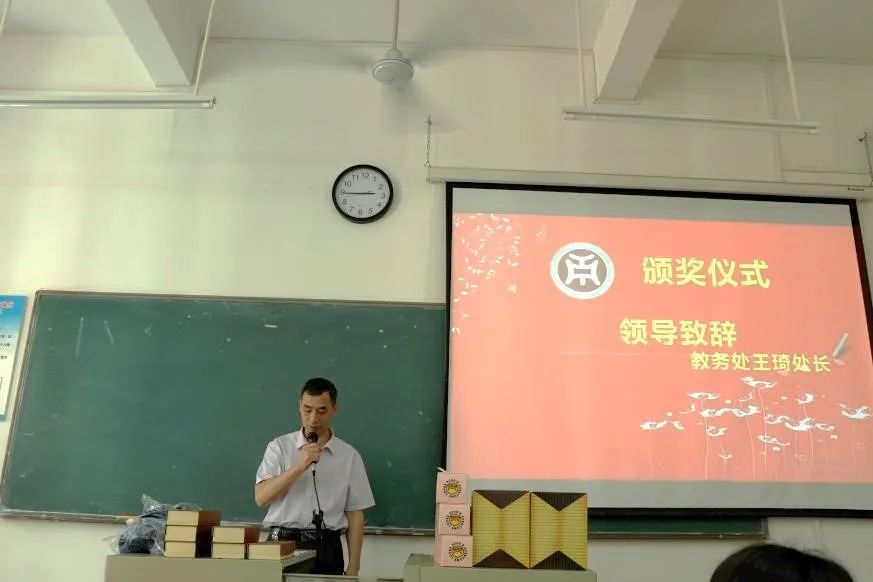 校企共建技能大赛，展现服装专业风采 暨服装技能大赛颁奖仪式