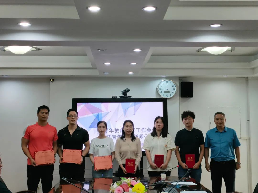 珠海市理工职业技术学校成功举行青年教师培养工作会议暨青年教师拜师仪式-广东技校排名网