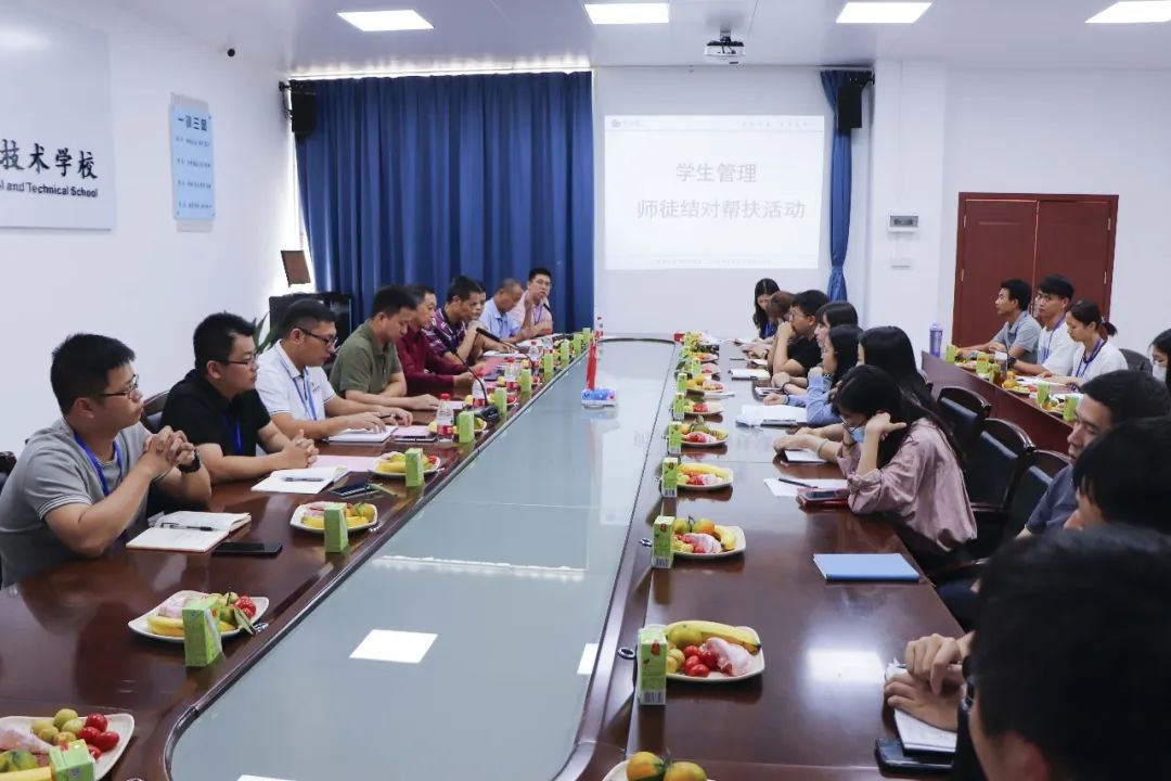 广州华成理工职业技术学校开展学生管理师徒结对帮扶活动-广东技校排名网