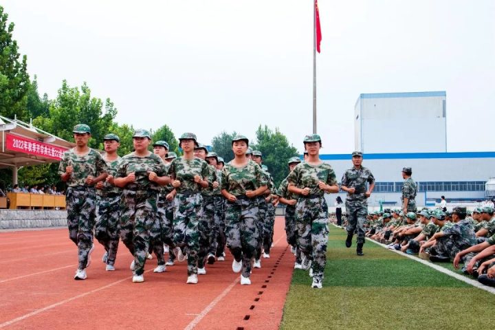 【中专职校新闻】淄博机电工程学校举行2022秋季开学典礼暨22级新生国防教育成果汇报表演-广东技校排名网