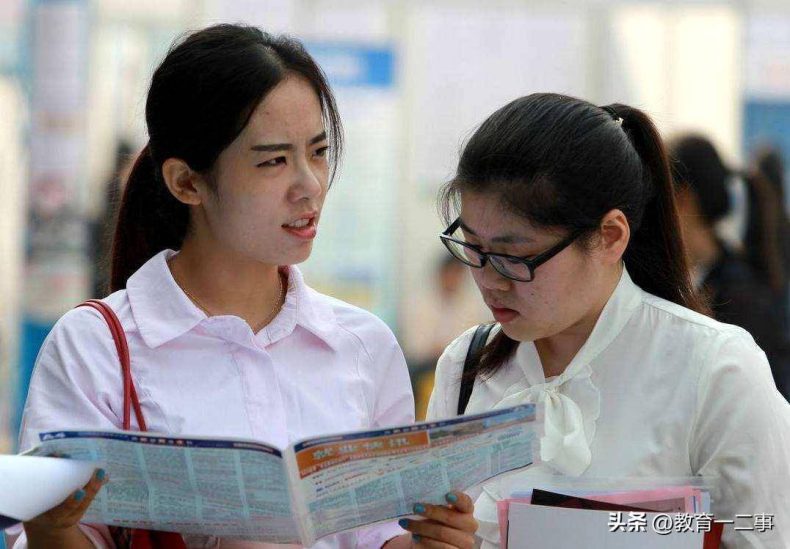 4个大学专业的学生考公务员容易上岸，报考岗位多-1