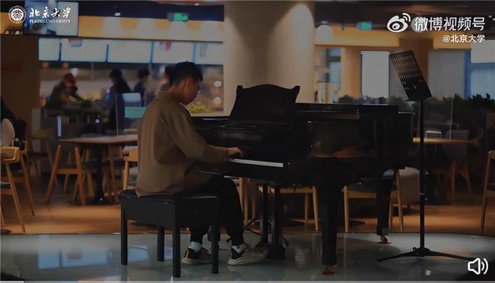 北大食堂放了一架钢琴 结果是什么样的景象？-广东技校排名网