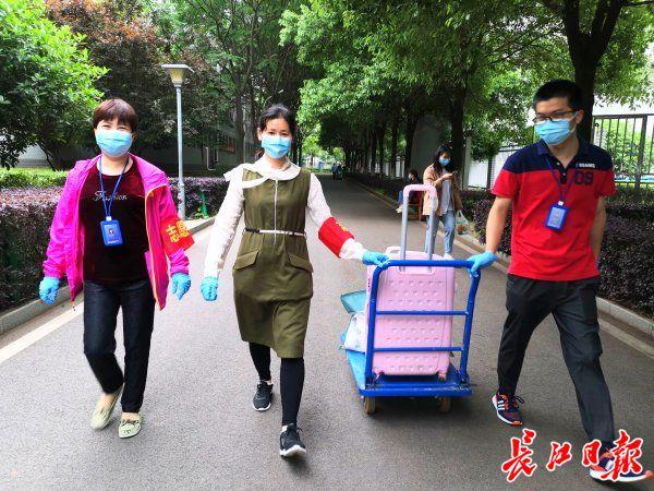 武汉一职校高三715名学生复课，老师亲自帮忙搬行李-广东技校排名网