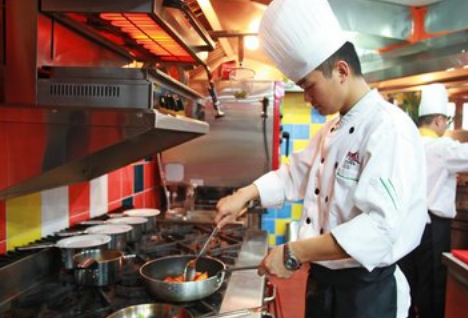 为什么很多职校男生选择厨师专业呢-广东技校排名网