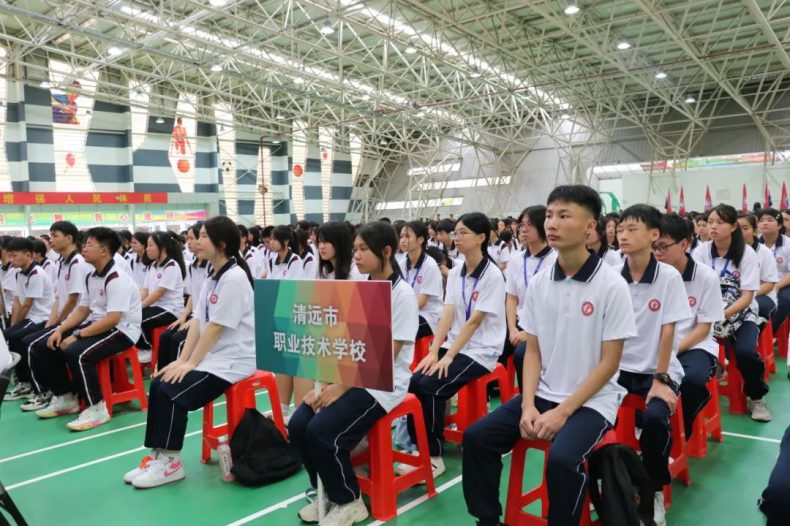 清远市服装设计与制作专业首届新生开学典礼在市技师学院举行-1